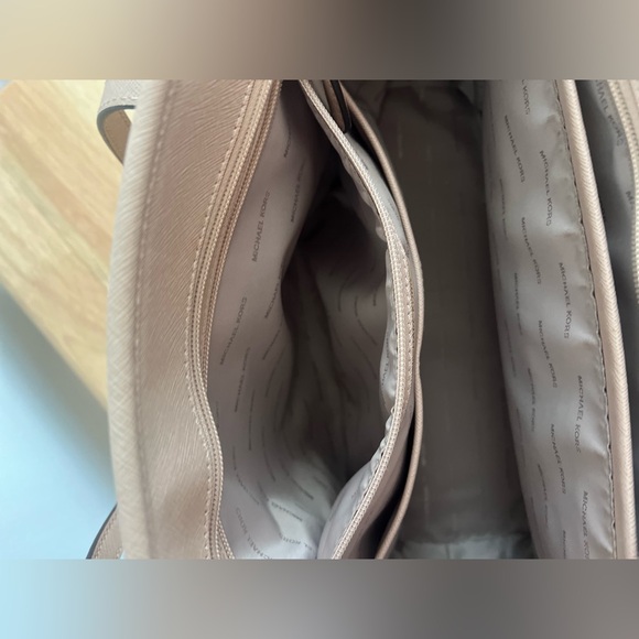 Michael Kors Medium Jet Set Medium Carry All Tote - Picture 14 of 16